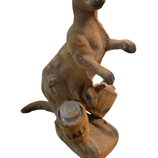Saleiro e pimenteiro em escultura de canguru