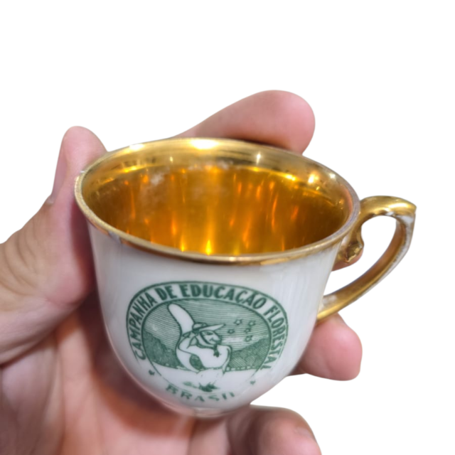 Xícara de café com rica douração interna