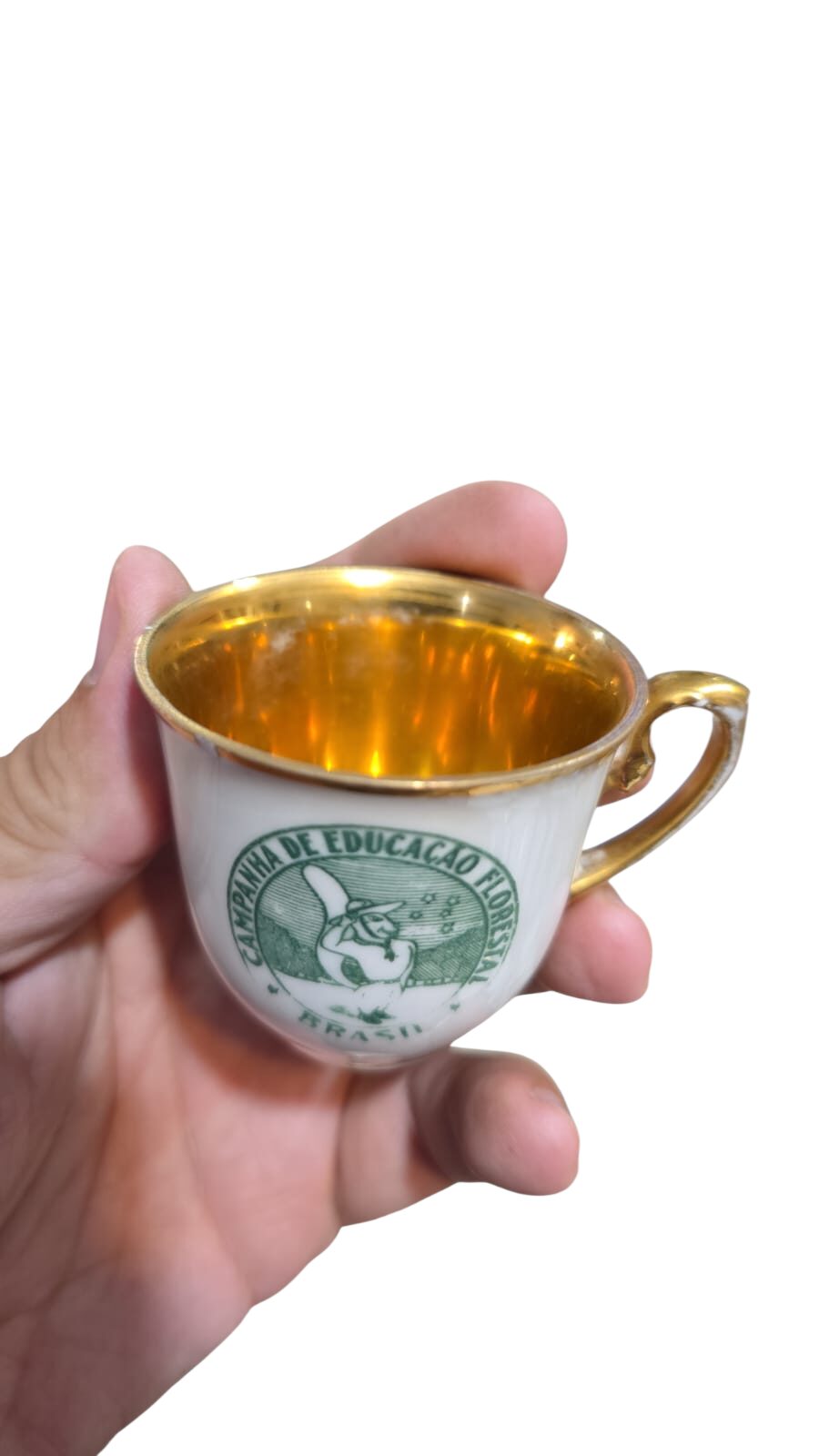 Xícara de café com rica douração interna