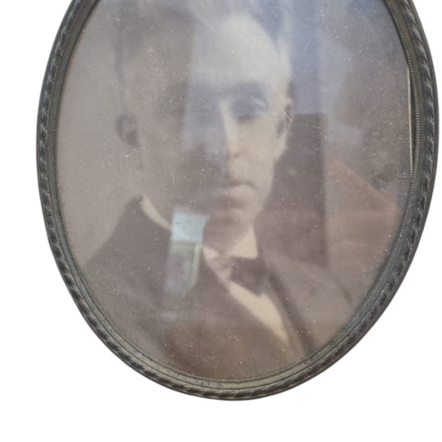 Antigo e pesado porta retrato oval