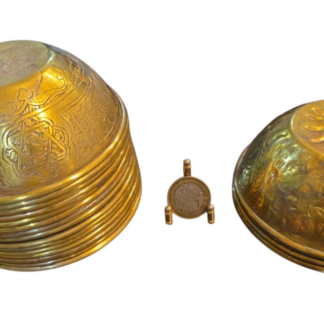 Antigos bowls em dourado metal