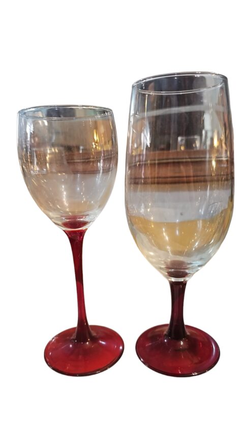 Par de elegantes taças de cristal com base rubi