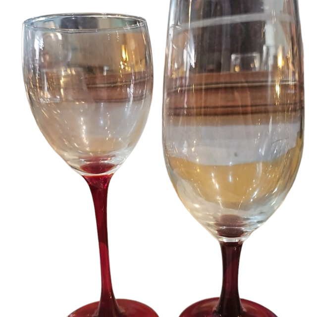 Par de elegantes taças de cristal com base rubi