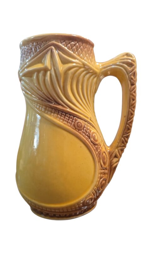 Antiga e bela caneca