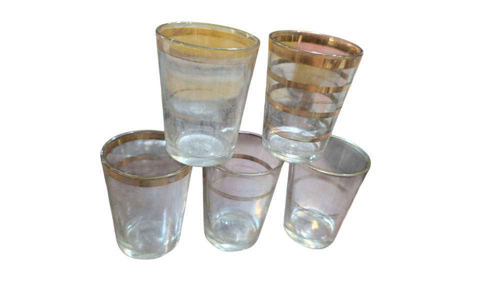 Conjunto com cinco antigos copos com dourações