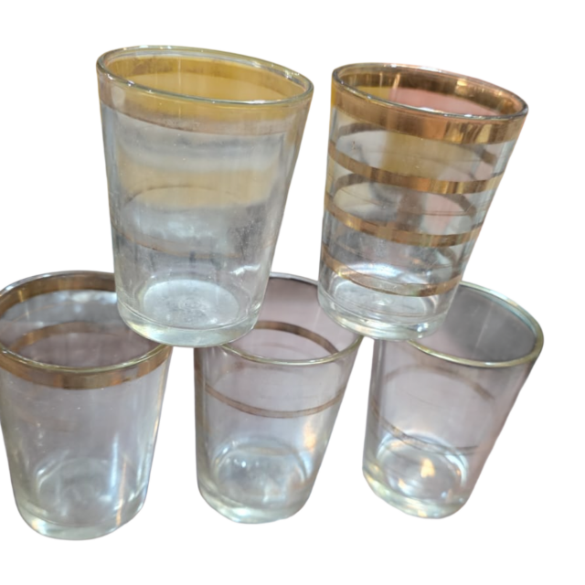 Conjunto com cinco antigos copos com dourações