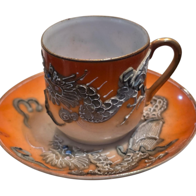 Xícara de café com pires em porcelana japonesa casca de ovo