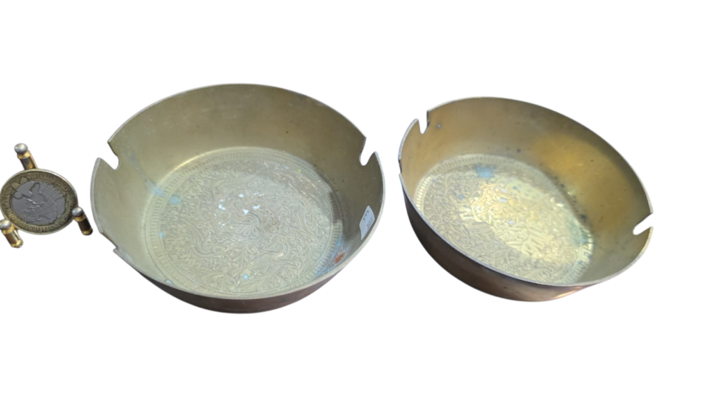 Par de cinzeiros de bronze ricamente ornamentados
