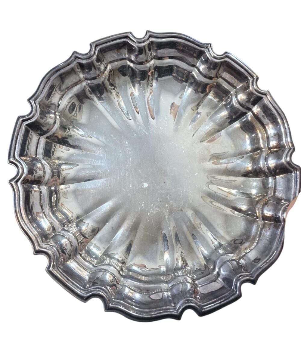 Elegante centro de mesa espessurado a prata, banho perfeito