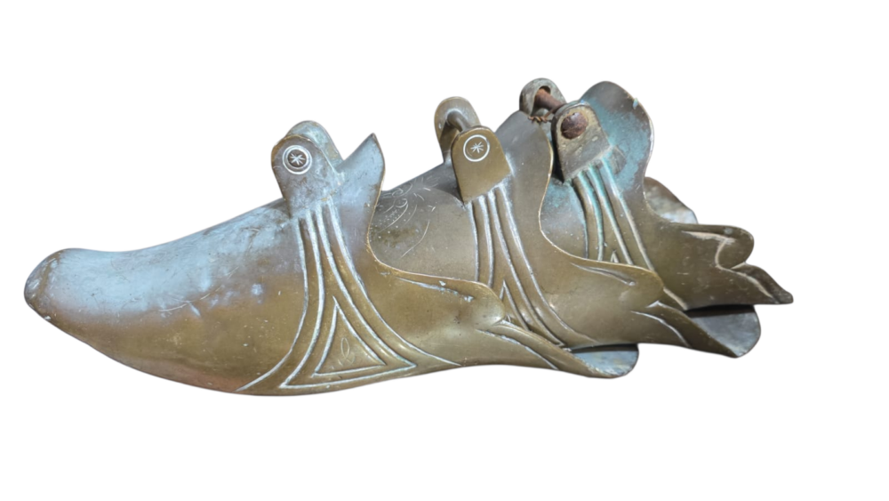 Antigos estribos de bronze. (valor unitário)