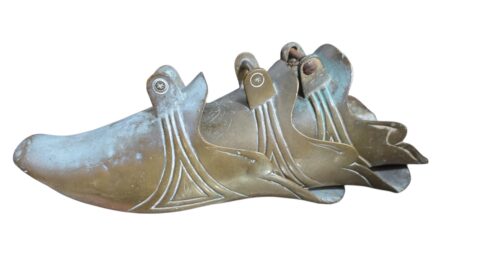 Antigos estribos de bronze. (valor unitário)