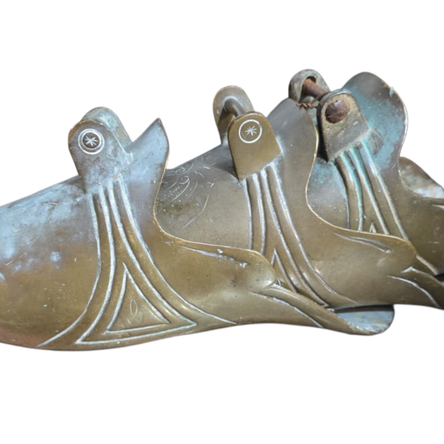 Antigos estribos de bronze. (valor unitário)