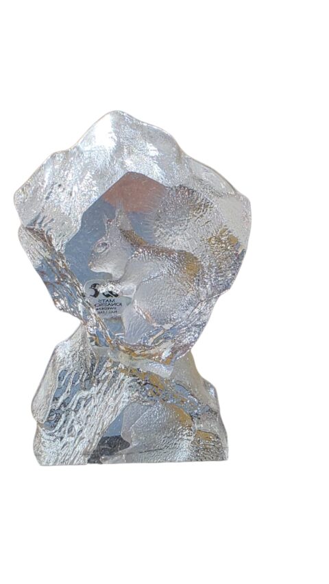 Pequena escultura feita a mão, em cristal suíço