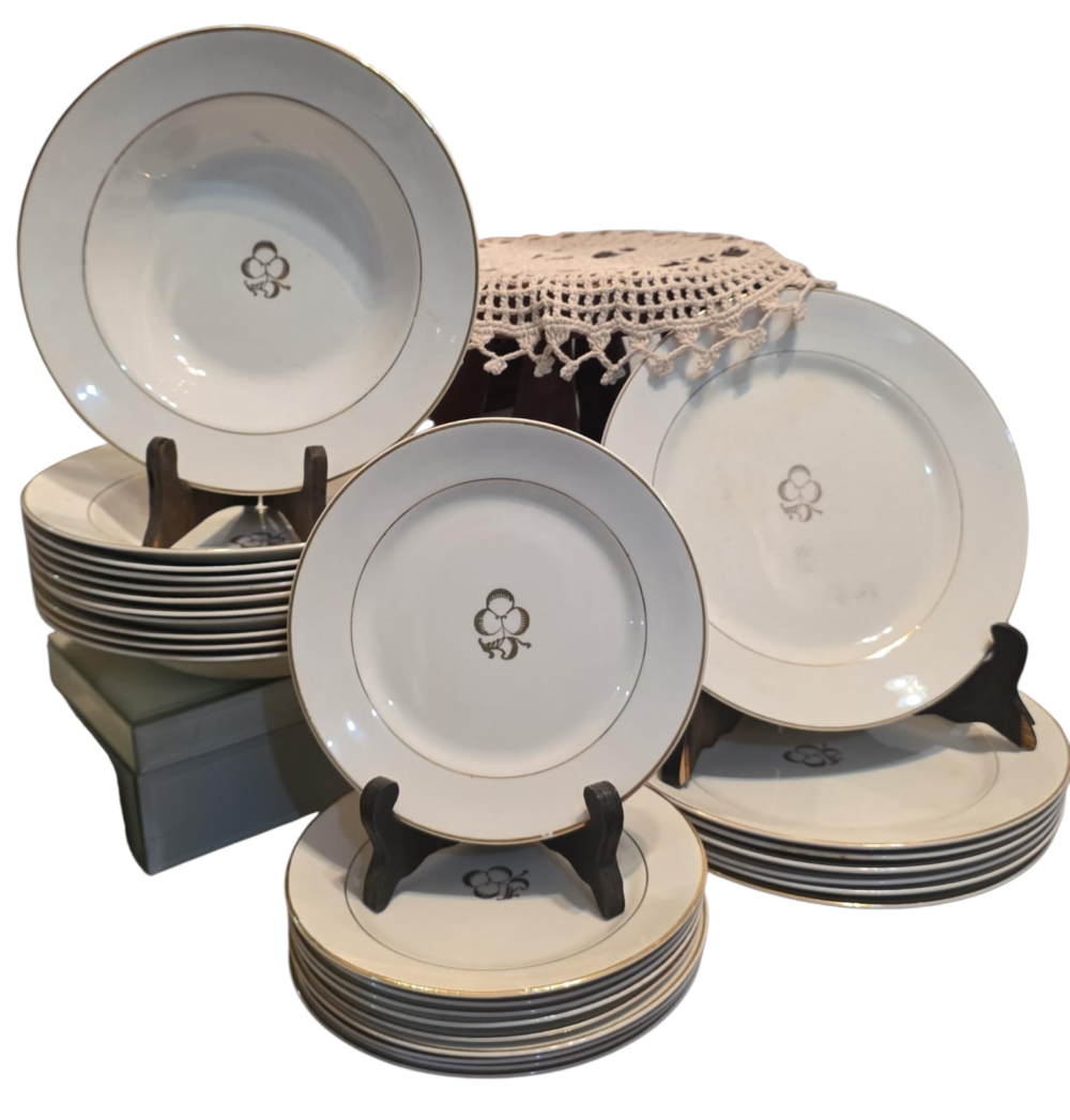 Conjunto de pratos de louça inglesa