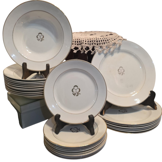 Conjunto de pratos de louça inglesa