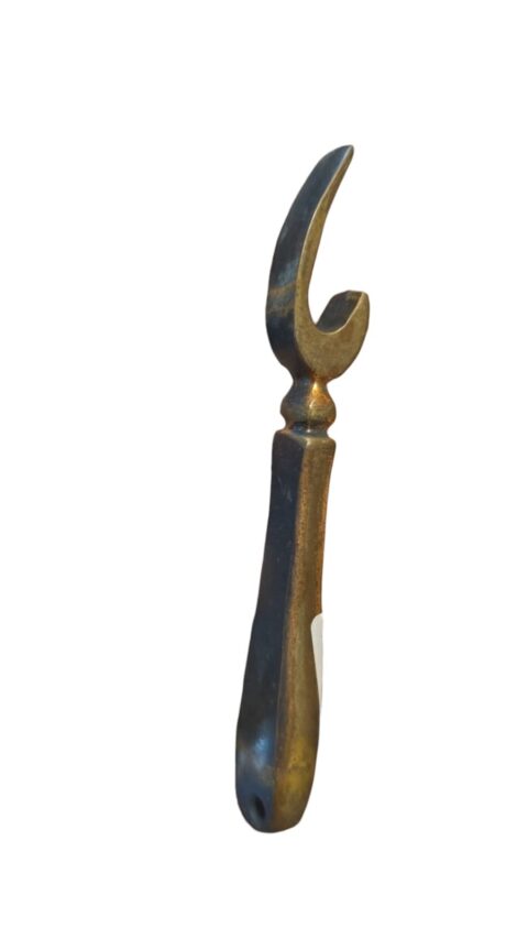 Antigo e raro abridor de garrafas de bronze.