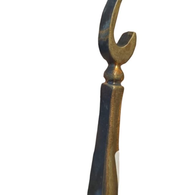 Antigo e raro abridor de garrafas de bronze.