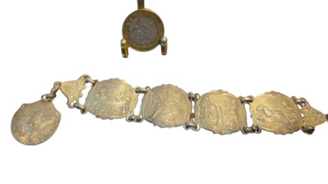 Antiga pulseira com bela arte cinzelada
