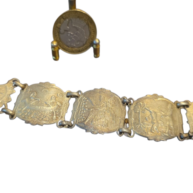 Antiga pulseira com bela arte cinzelada