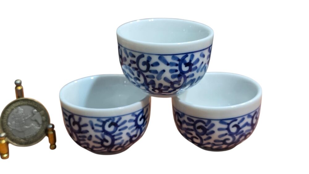 Trio de pequenos bowls em porcelana pintado à mão