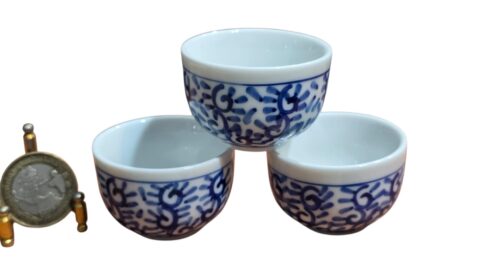 Trio de pequenos bowls em porcelana pintado à mão