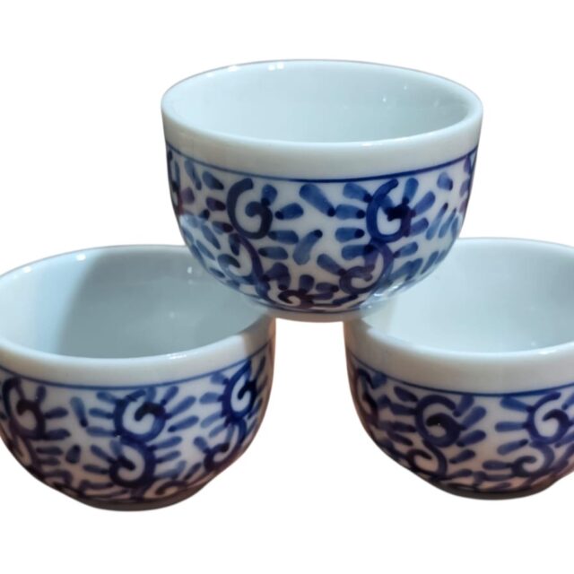 Trio de pequenos bowls em porcelana pintado à mão