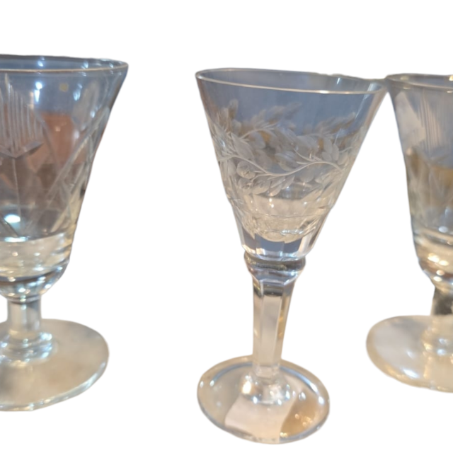 Trio de taças de cristal com belas lapidações