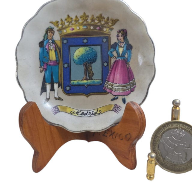 Pequena porcelana espanhola ainda selada, belíssima arte