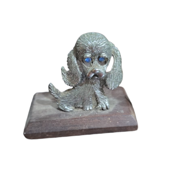 Escultura cachorro de metal, base de madeira, incrustações nos olhos