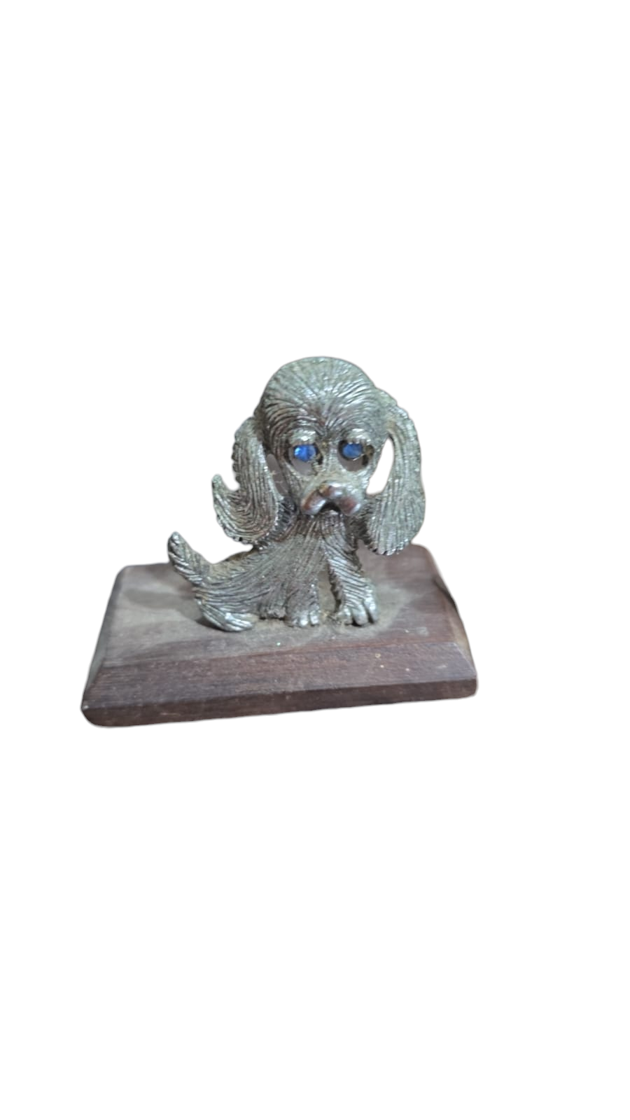 Escultura cachorro de metal, base de madeira, incrustações nos olhos