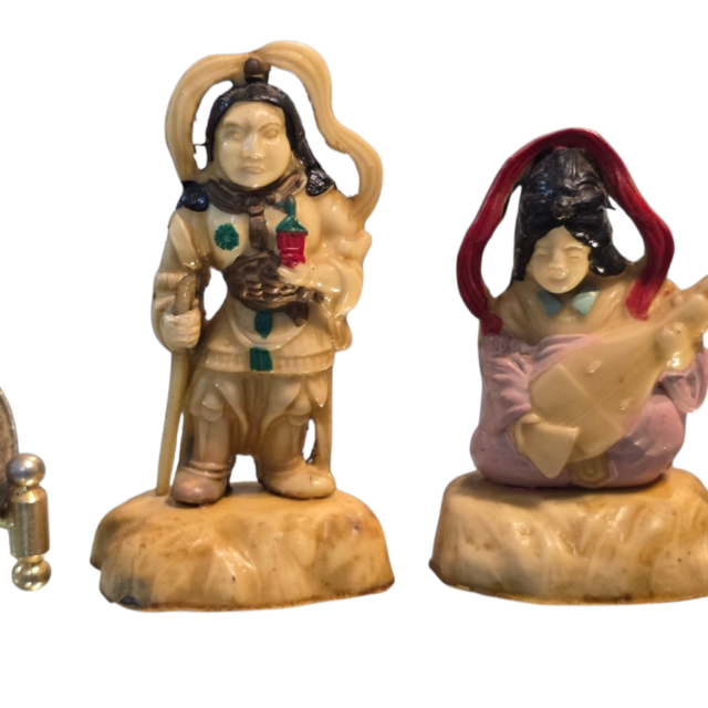 Par de miniaturas orientais em material sintético