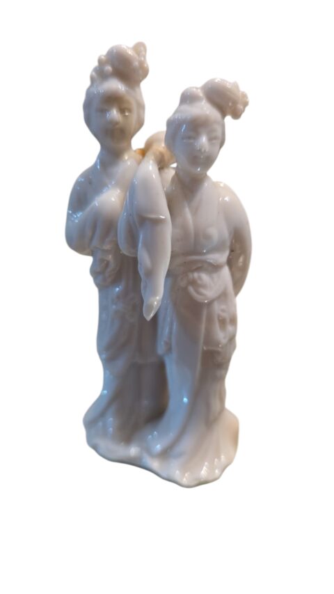Bela e pequena escultura de porcelana