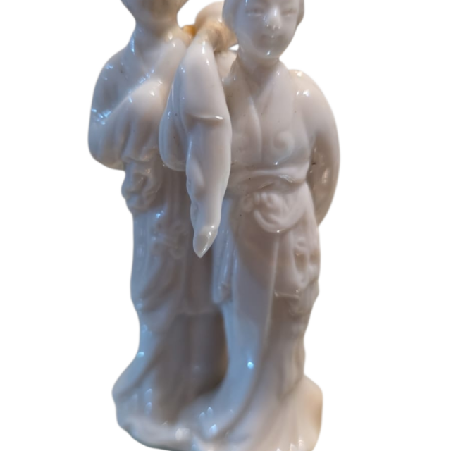Bela e pequena escultura de porcelana