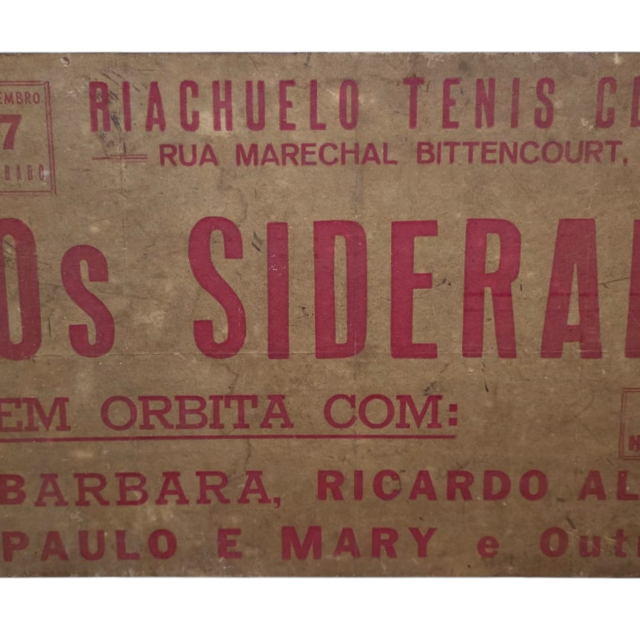 Placa antiga do que parece ser um cartaz de anúncio para um evento social ou musical
