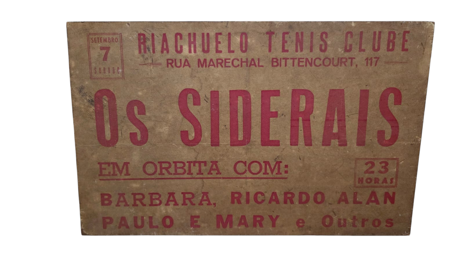 Placa antiga do que parece ser um cartaz de anúncio para um evento social ou musical