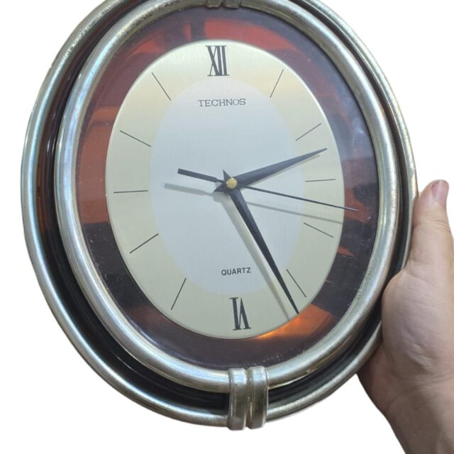 Elegante e antigo relógio de parede a pilha