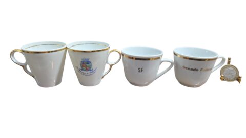 Conjunto de antigas xícaras de porcelana