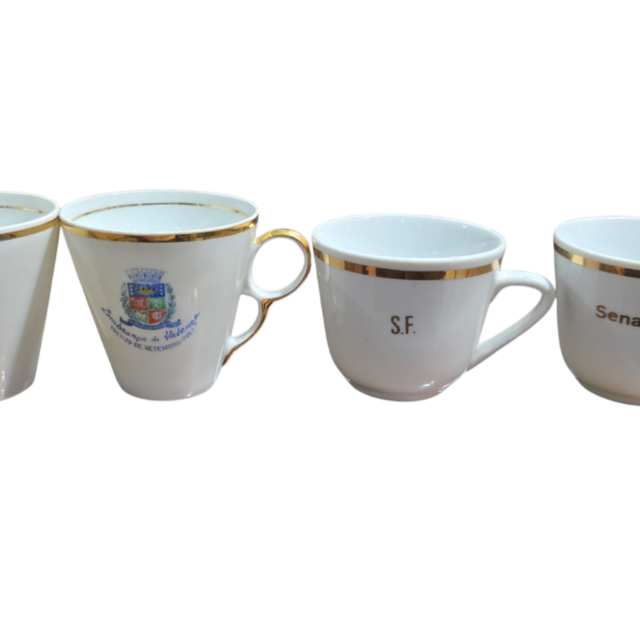Conjunto de antigas xícaras de porcelana