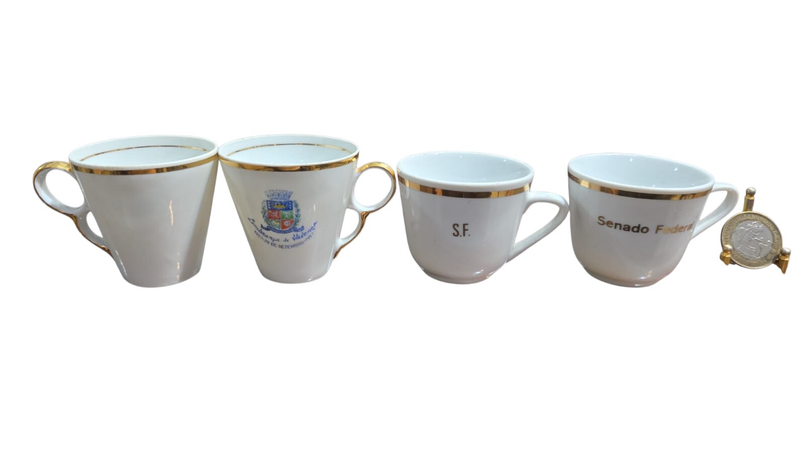Conjunto de antigas xícaras de porcelana