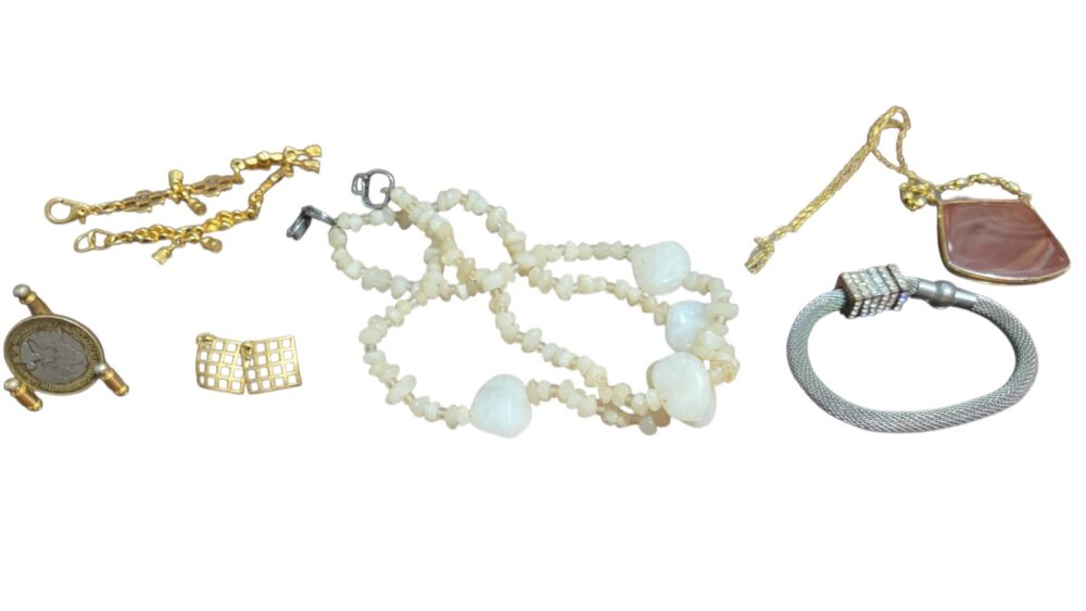 Lote com diversos, colares e pulseiras e brincos