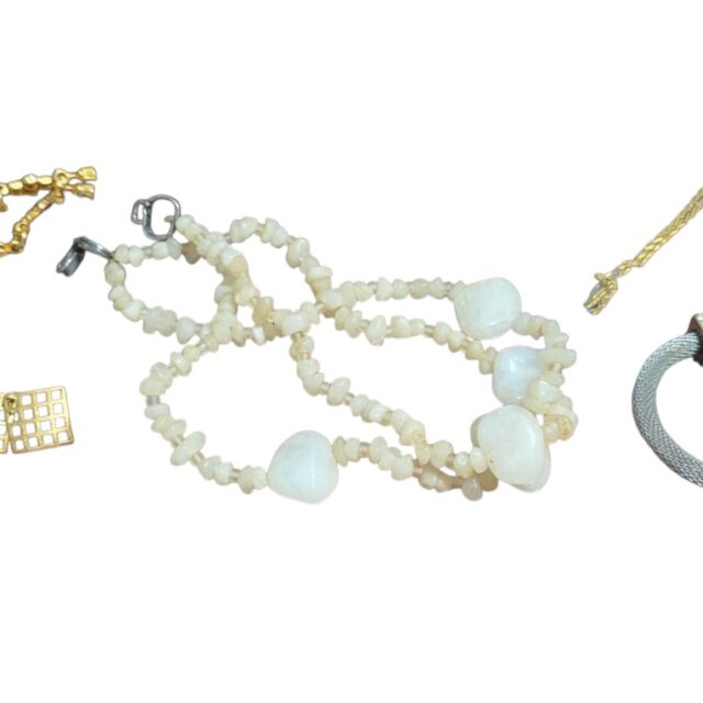 Lote com diversos, colares e pulseiras e brincos