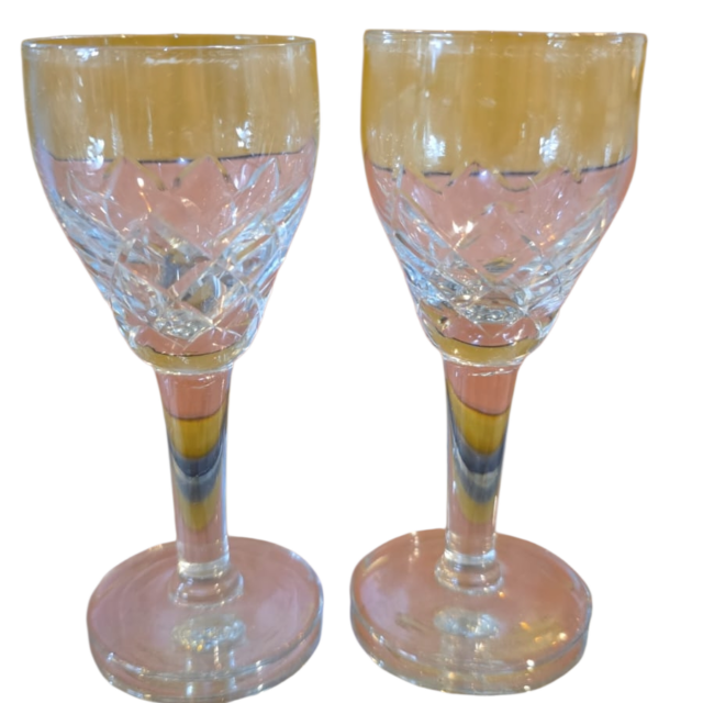 Taças de cristal com belas lapidações