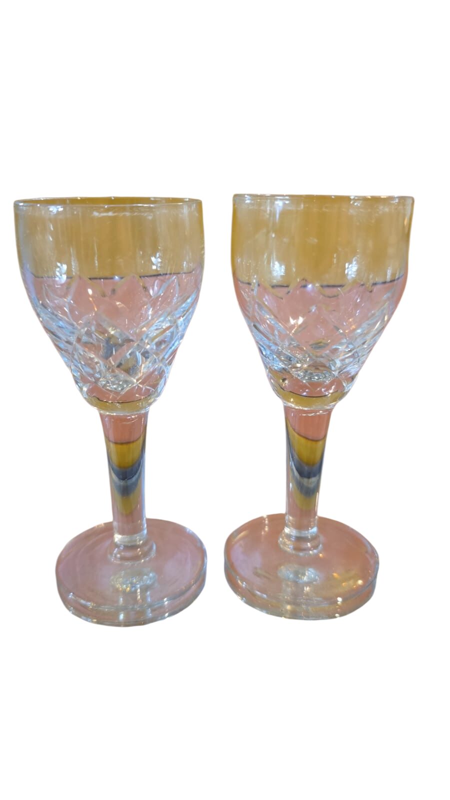 Taças de cristal com belas lapidações