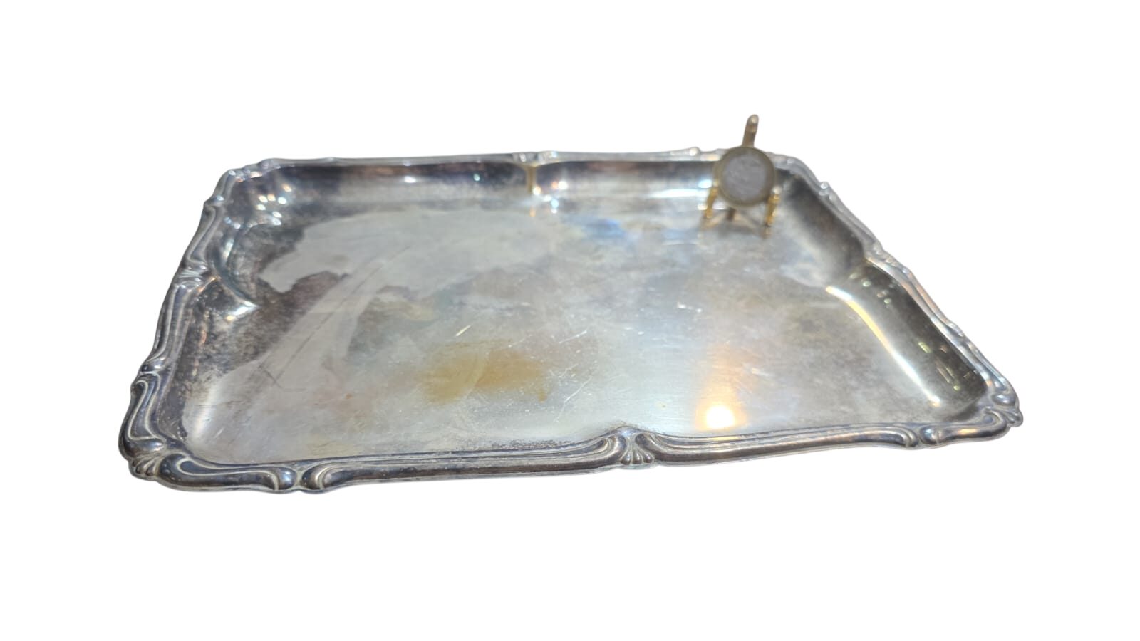 Bela bandeja espessurada a prata com bordas cinzeladas