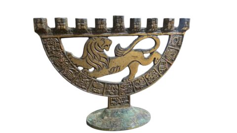 Chanukiá Judaico feito em Israel em dourado metal ornamentado com Leão de Judá