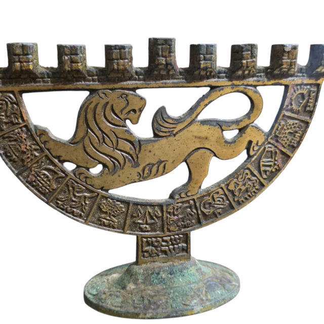 Chanukiá Judaico feito em Israel em dourado metal ornamentado com Leão de Judá