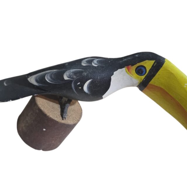 Escultura artesanal, tucano em madeira