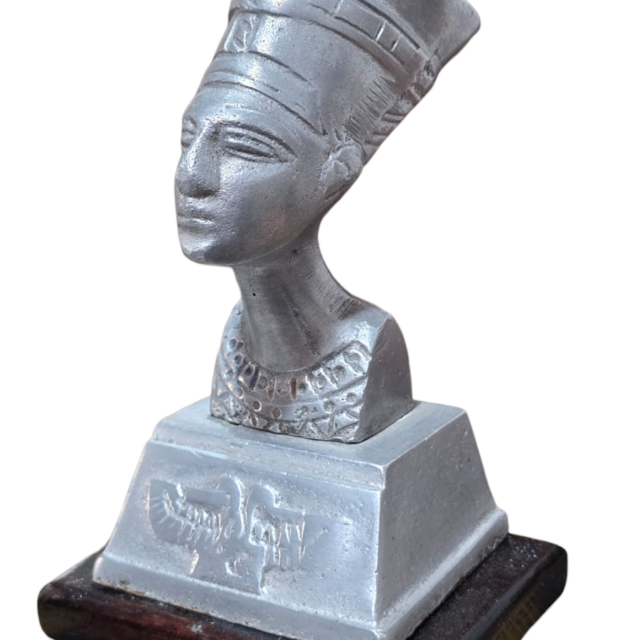 Estatueta em metal com base em madeira