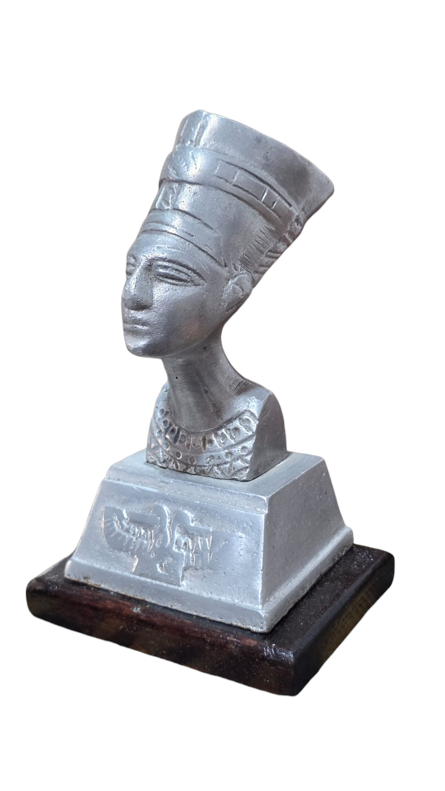 Estatueta em metal com base em madeira