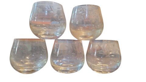 Copos de cristal com lapidações vegetalistas